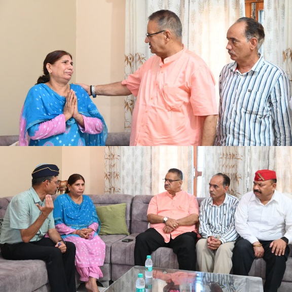 असम विमान दुर्घटना में शहीद हुए, स्क्वाड्रन लीडर प्रशांत सिंह के परिजनों से भेंट कर शोक संवेदना की व्यक्त, सैनिक कल्याण मंत्री गणेश जोशी।