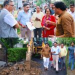 मुख्यमंत्री की घोषणा के तहत, सीमाद्वार नाला पुनर्निर्माण परियोजना की डीपीआर का, जिलाधिकारी ने किया स्थलीय परीक्षण।