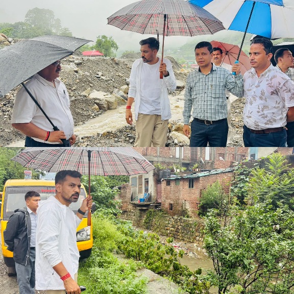डीएम डॉ. आशीष चौहान भारी बारिश के बीच उतरे ग्राउंड जीरो पर, संवेदनशील क्षेत्रों का किया निरीक्षण। 