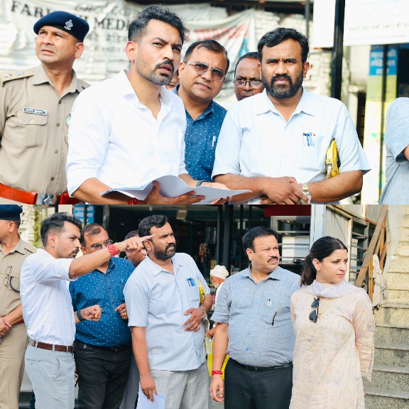 आढ़त बाजार/तहसील चौक सड़क चौड़ीकरण परियोजना कार्य प्रगति का, डीएम ने किया स्थलीय निरीक्षण।