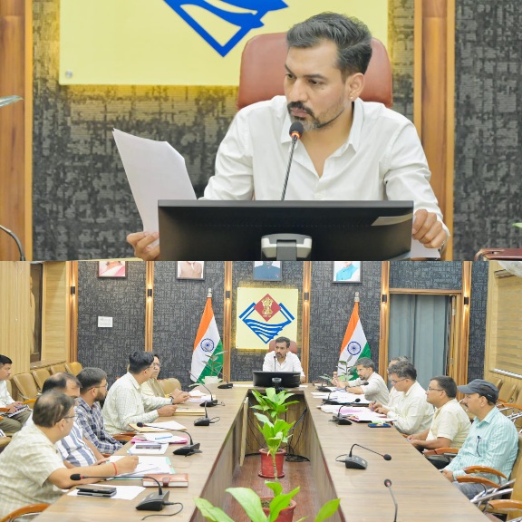 ऋषिपर्णा नदी के पुनर्जीवन का श्रीगणेश, उद्गम से होगा जीर्णोद्धार, डीएम डॉ. आशीष चौहान।