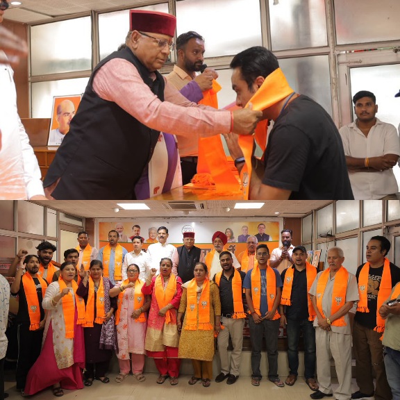कैबिनेट मंत्री खजानदास के नेतृत्व में, नगर निगम पार्षद एंव छात्रनेता सहित सैकड़ो लोगो ने थामा भाजपा का दामन। 