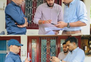 मतदाता सूची पुनरीक्षण की जमीनी पड़ताल को ग्राउंड जीरो पर उतरे, डीएम डॉ. आशीष चौहान।
