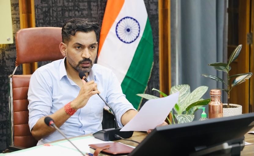 मानसून को लेकर डीएम आशीष चौहान सख्त, जलभराव, जर्जर भवन, गड्ढों, विद्युत सुरक्षा एवं डेंगू नियंत्रण पर दिए कड़े निर्देश।