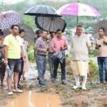 बीजापुर डैम के निकट मुख्य मार्ग का निरीक्षण कर तत्काल सुरक्षात्मक कार्य के दिए निर्देश, कैबिनेट मंत्री गणेश जोशी।