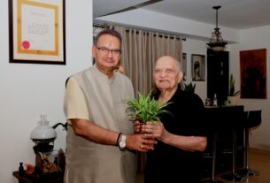 1971 युद्ध के वीर महावीर चक्र विजेता, लेफ्टिनेंट जनरल आनंद सरूप (सेवानिवृत्त) से की भेंट, सैनिक कल्याण मंत्री गणेश जोशी।