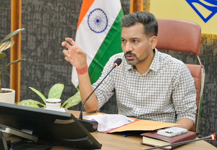 डीएम आशीष चौहान यातायात सुधार व पार्किंग व्यवस्था को लेकर हुए सख्त, माइक्रो लेवल प्लान तैयार कर कार्यों में तेजी लाने के दिए निर्देश।