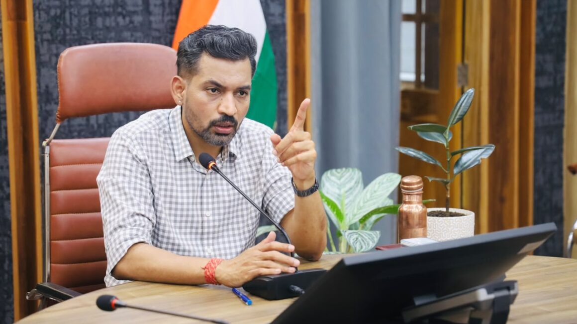 ई-ऑफिस व्यवस्था प्रभावी एवं सुगम बनाने के, डीएम आशीष चौहान ने दिए आवश्यक दिशा निर्देश।