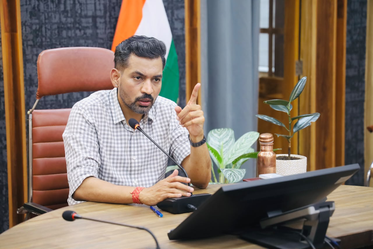 ई-ऑफिस व्यवस्था प्रभावी एवं सुगम बनाने के, डीएम आशीष चौहान ने दिए आवश्यक दिशा निर्देश।