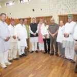 मुख्यमंत्री से पूर्व विधायकों ने की शिष्टाचार भेंट, सर्वाधिक कार्यकाल के लिए दी बधाई।