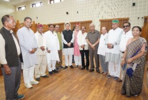मुख्यमंत्री से पूर्व विधायकों ने की शिष्टाचार भेंट, सर्वाधिक कार्यकाल के लिए दी बधाई।