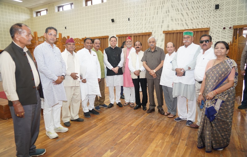 मुख्यमंत्री से पूर्व विधायकों ने की शिष्टाचार भेंट, सर्वाधिक कार्यकाल के लिए दी बधाई।