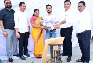 सीएम को सौंपा ज्ञापन, शाम तक मिली सिलाई मशीन।