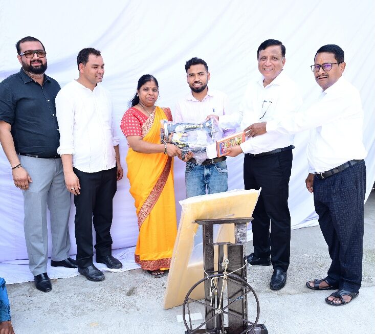 सीएम को सौंपा ज्ञापन, शाम तक मिली सिलाई मशीन।