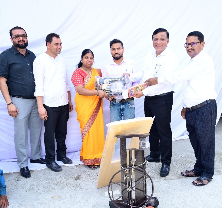 सीएम को सौंपा ज्ञापन, शाम तक मिली सिलाई मशीन।