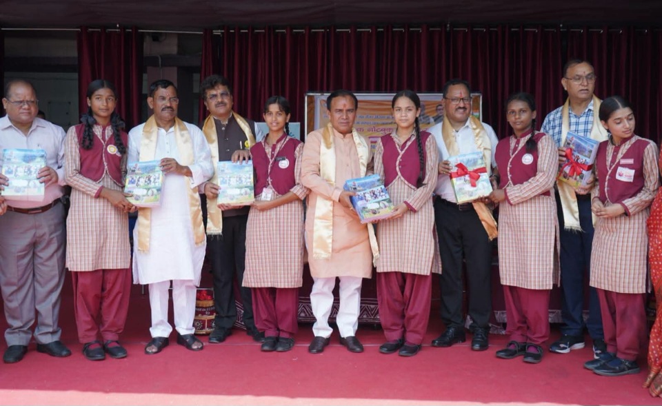 शिक्षा मंत्री डाॅ. रावत ने किया निःशुल्क नोटबुक योजना का शुभारम्भ।