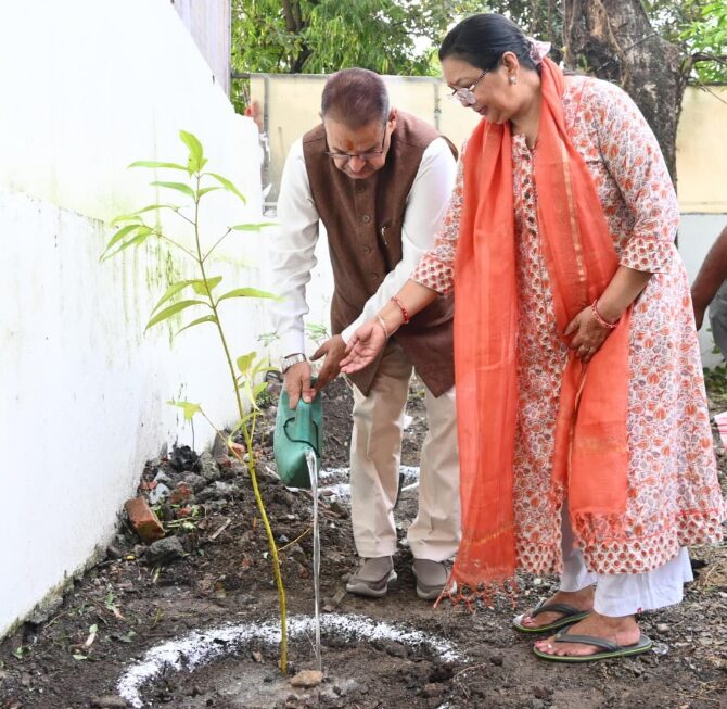 हरेला पर्व पर कृषि मंत्री गणेश जोशी ने किया फलदार पौधों का रोपण, दिया पर्यावरण संरक्षण का संदेश।