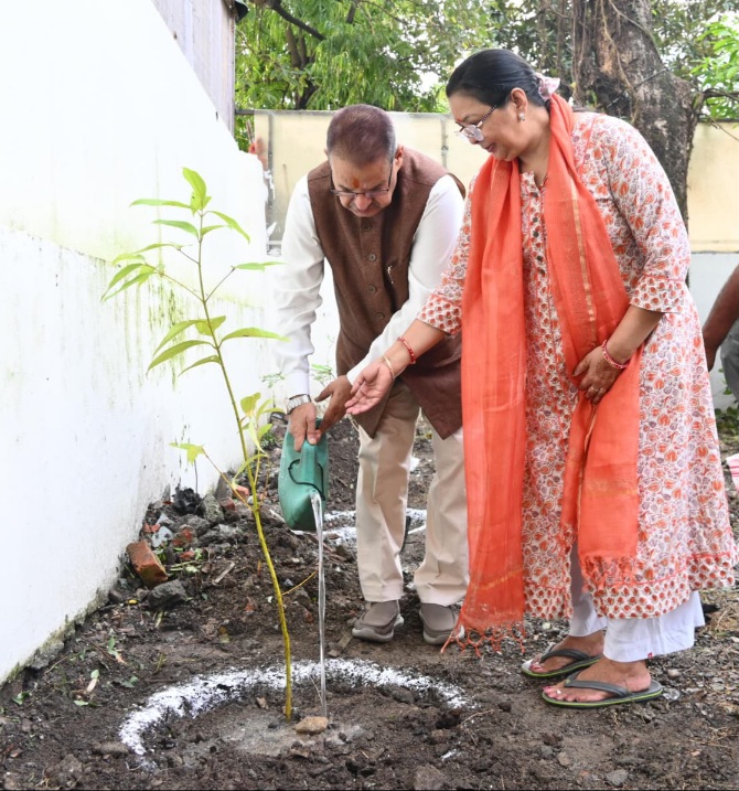 हरेला पर्व पर कृषि मंत्री गणेश जोशी ने किया फलदार पौधों का रोपण, दिया पर्यावरण संरक्षण का संदेश।