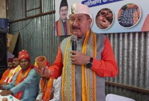 माटी कला से जुड़े कारीगरों की आर्थिकी, मजबूत करने के लिए सरकार प्रतिबद्ध, कैबिनेट मंत्री भरत सिंह चौधरी।