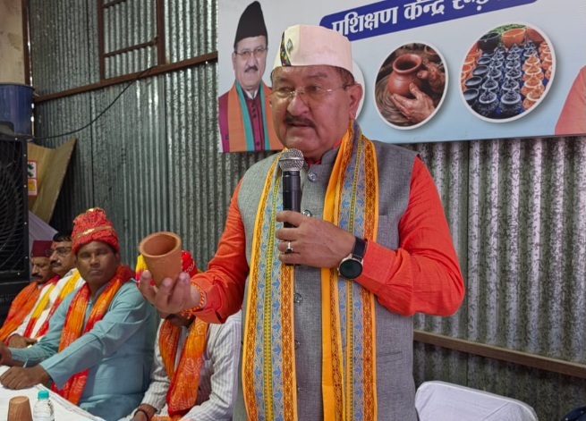 माटी कला से जुड़े कारीगरों की आर्थिकी, मजबूत करने के लिए सरकार प्रतिबद्ध, कैबिनेट मंत्री भरत सिंह चौधरी।