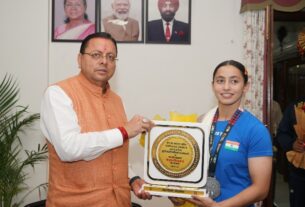 मुख्यमंत्री धामी से मिलीं अंतरराष्ट्रीय स्तर पर, पदक जीतने वाली उत्तराखंड की महिला मुक्केबाज, मुख्यमंत्री ने किया सम्मानित।