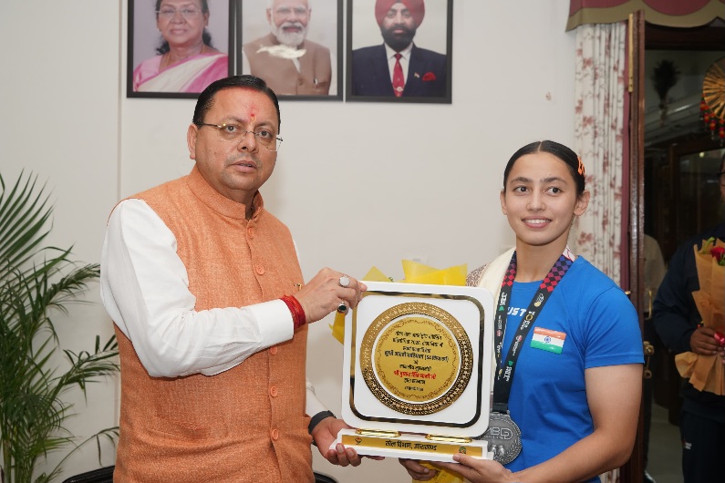 मुख्यमंत्री धामी से मिलीं अंतरराष्ट्रीय स्तर पर, पदक जीतने वाली उत्तराखंड की महिला मुक्केबाज, मुख्यमंत्री ने किया सम्मानित।