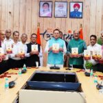 मुख्यमंत्री धामी ने किया ‘सेवा विधि‘ पुस्तक का विमोचन।