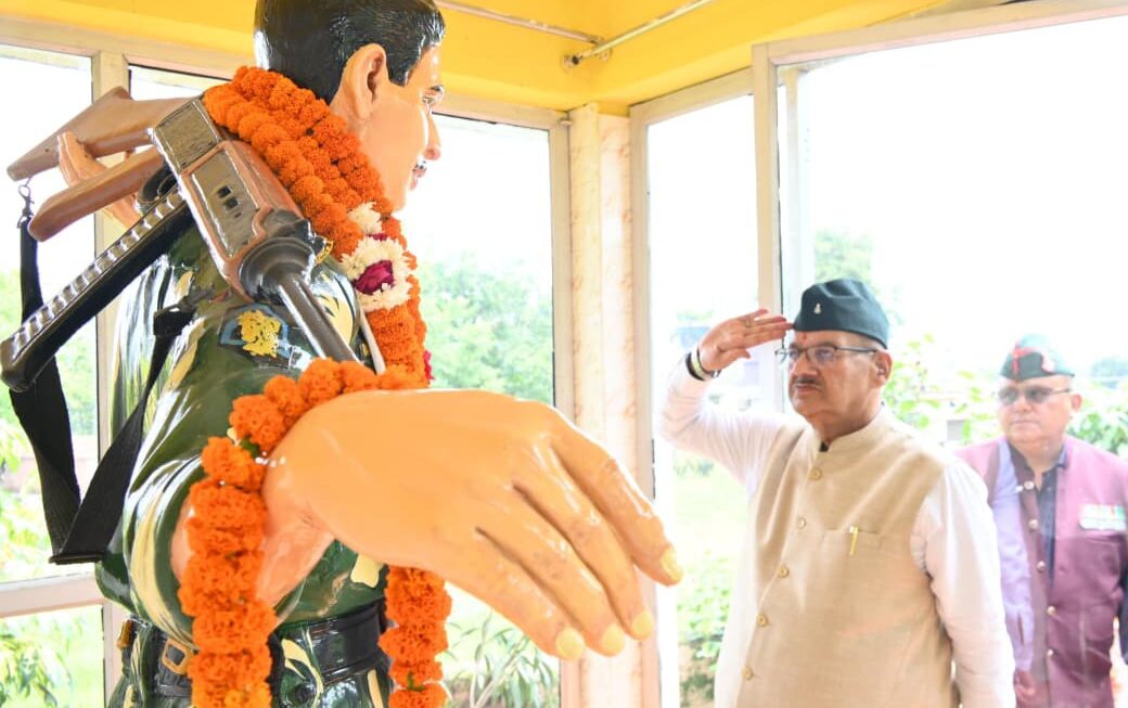 चांदमारी करगिल शहीद के घर पहुंचकर श्रद्धासुमन किए  अर्पित, सैनिक कल्याण मंत्री गणेश जोशी।