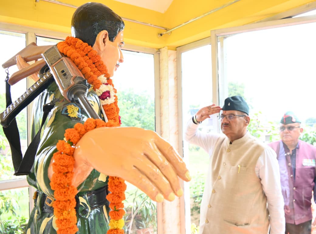 चांदमारी करगिल शहीद के घर पहुंचकर श्रद्धासुमन किए  अर्पित, सैनिक कल्याण मंत्री गणेश जोशी।