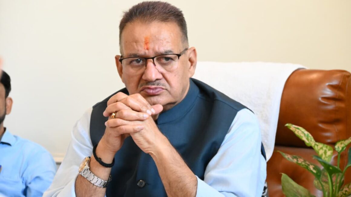 मसूरी विधानसभा क्षेत्र के अंतर्गत, विभिन्न सड़कों के मरम्मत कार्यों के संबंध में की बैठक, कैबिनेट मंत्री गणेश जोशी।