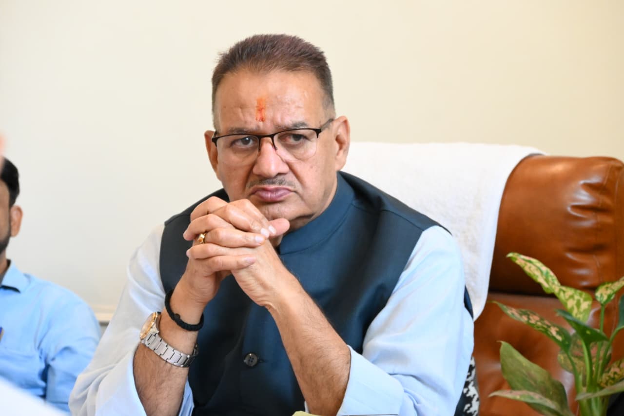 मसूरी विधानसभा क्षेत्र के अंतर्गत, विभिन्न सड़कों के मरम्मत कार्यों के संबंध में की बैठक, कैबिनेट मंत्री गणेश जोशी।