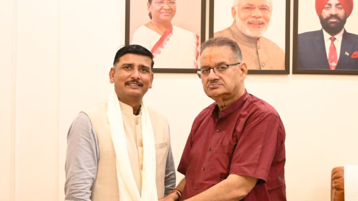तीन बार सेना मेडल से सम्मानित कर्नल कृष्ण कांत बाजपेयी ने, सैनिक कल्याण मंत्री गणेश जोशी से की शिष्टाचार भेंट।