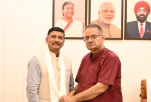 तीन बार सेना मेडल से सम्मानित कर्नल कृष्ण कांत बाजपेयी ने, सैनिक कल्याण मंत्री गणेश जोशी से की शिष्टाचार भेंट।