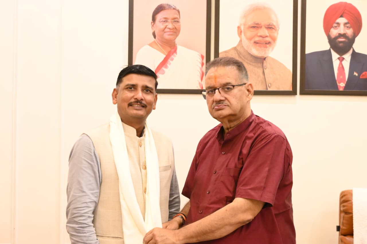 तीन बार सेना मेडल से सम्मानित कर्नल कृष्ण कांत बाजपेयी ने, सैनिक कल्याण मंत्री गणेश जोशी से की शिष्टाचार भेंट।
