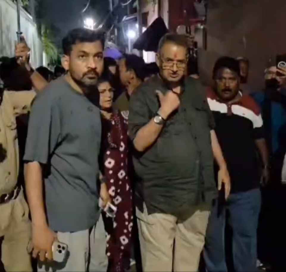 बारिश से पुश्ता ढहा, चार-पांच मकान क्षतिग्रस्त, डीएम आशीष चौहान रात को ही पहुंचे मौके पर।