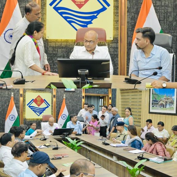 समाधान दिवस में 145 से अधिक फरियादियों की सुनी समस्याएं, लंबित शिकायतों पर आयुक्त सख्त।