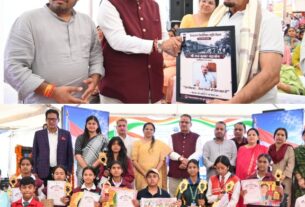 विभाजन विभीषिका स्मृति दिवस पर पाकिस्तान से विभाजन के पश्चात टिहरी पहुंचे परिवारों के सदस्यों को किया सम्मानित, कैबिनेट मंत्री गणेश जोशी।