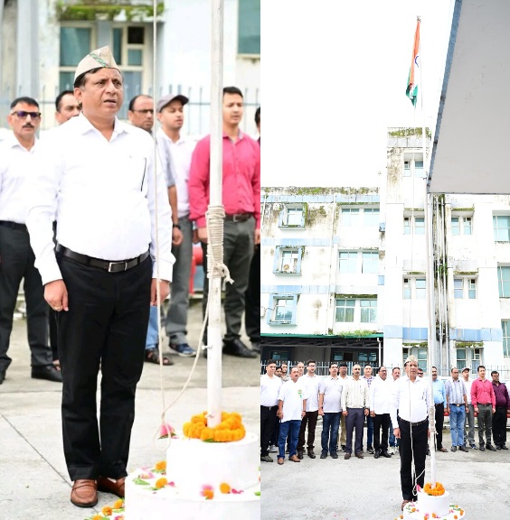सूचना महानिदेशक बंशीधर तिवारी ने, 80वें स्वतंत्रता दिवस पर सूचना निदेशालय में किया ध्वजारोहण। 
