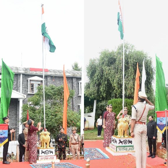 पिथौरागढ़ के मिनी स्टेडियम में प्रभारी मंत्री रेखा आर्या ने किया ध्वजारोहण, विकास और देशभक्ति का दिया संदेश।