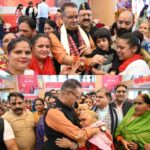 मसूरी में धूमधाम से मनाया गया रक्षाबंधन समारोह, हजारों बहनों ने मंत्री गणेश जोशी की कलाई पर बांधा रक्षा सूत्र।