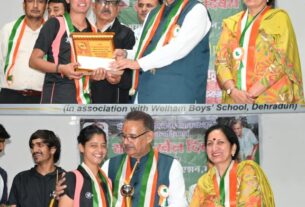 कैबिनेट मंत्री गणेश जोशी ने हॉकी टूर्नामेंट के, विजेता-उपविजेता टीमों को ट्रॉफी देकर किया सम्मानित, बोले- जल्द होगा भिलाडू स्टेडियम का शिलान्यास।