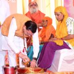 पुष्पवर्षा, चरण प्रक्षालन के साथ ही, सीएम धामी ने अपने हाथों से भोजन परोसकर किया कांवड़ियों का स्वागत। 
