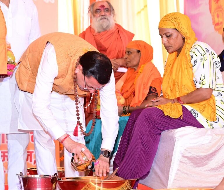 पुष्पवर्षा, चरण प्रक्षालन के साथ ही, सीएम धामी ने अपने हाथों से भोजन परोसकर किया कांवड़ियों का स्वागत। 