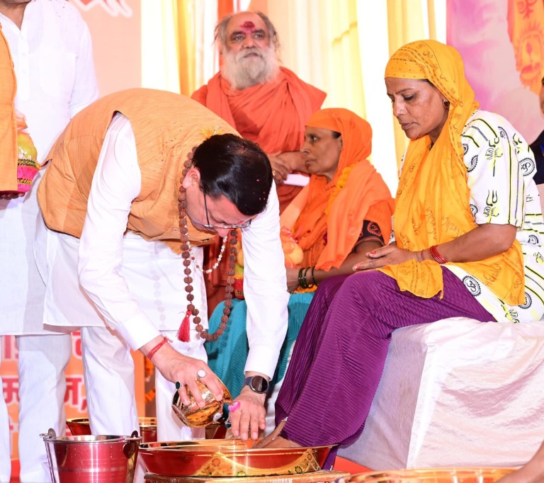 पुष्पवर्षा, चरण प्रक्षालन के साथ ही, सीएम धामी ने अपने हाथों से भोजन परोसकर किया कांवड़ियों का स्वागत। 