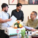 जनसुनवाई में कृषि मंत्री गणेश जोशी ने सुनीं लोगों की समस्याएं, युवा किसान की सफलता को बताया प्रेरणादायक।