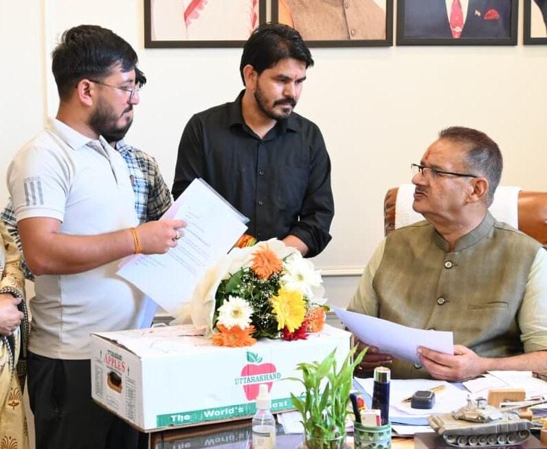 जनसुनवाई में कृषि मंत्री गणेश जोशी ने सुनीं लोगों की समस्याएं, युवा किसान की सफलता को बताया प्रेरणादायक।