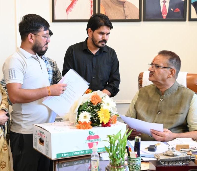 जनसुनवाई में कृषि मंत्री गणेश जोशी ने सुनीं लोगों की समस्याएं, युवा किसान की सफलता को बताया प्रेरणादायक।