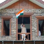 मुख्यमंत्री धामी ने मुख्यमंत्री आवास पर तिरंगा लगाकर दिया ‘हर घर तिरंगा’ का संदेश।