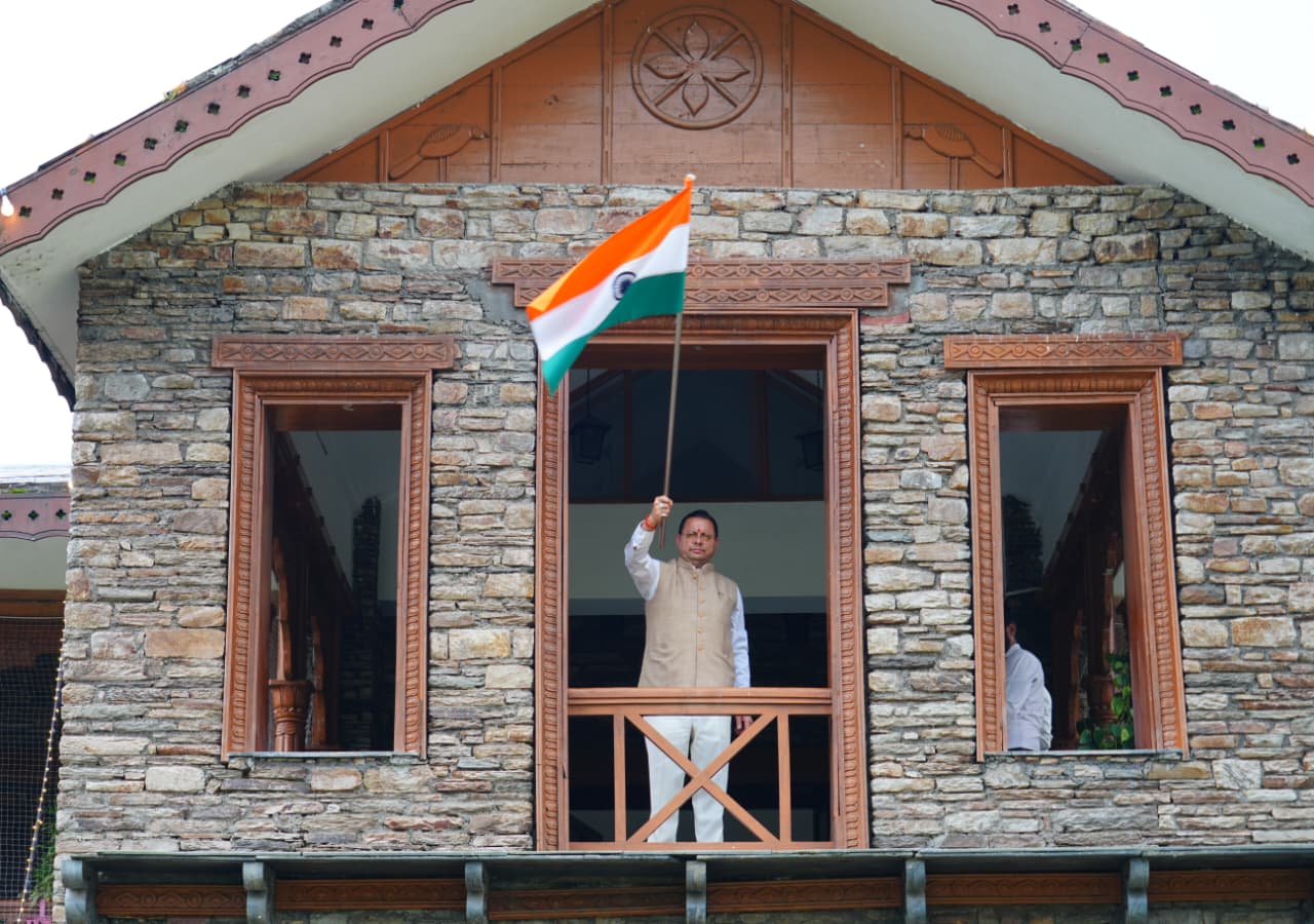 मुख्यमंत्री धामी ने मुख्यमंत्री आवास पर तिरंगा लगाकर दिया ‘हर घर तिरंगा’ का संदेश।