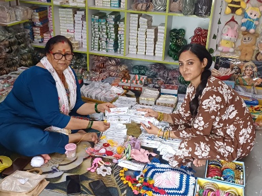 राखी कारोबार से महिलाएं बन रही है आत्मनिर्भर, मालदेवता में सास-बहू की जोड़ी ने राखी कारोबार से मचाई धूम।
